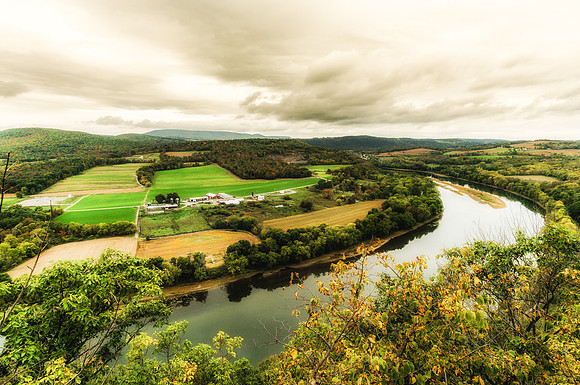 20161008-DSC3463: Farm life 'round the river bend.