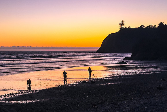 20160625-IMG4439: Photographers in the mist at Ruby Beach, Olympic National Park, Washington.